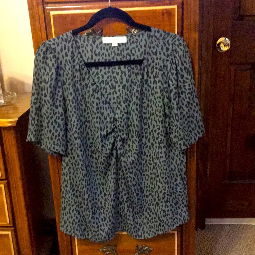 Loft Short sleeve printed blouse.